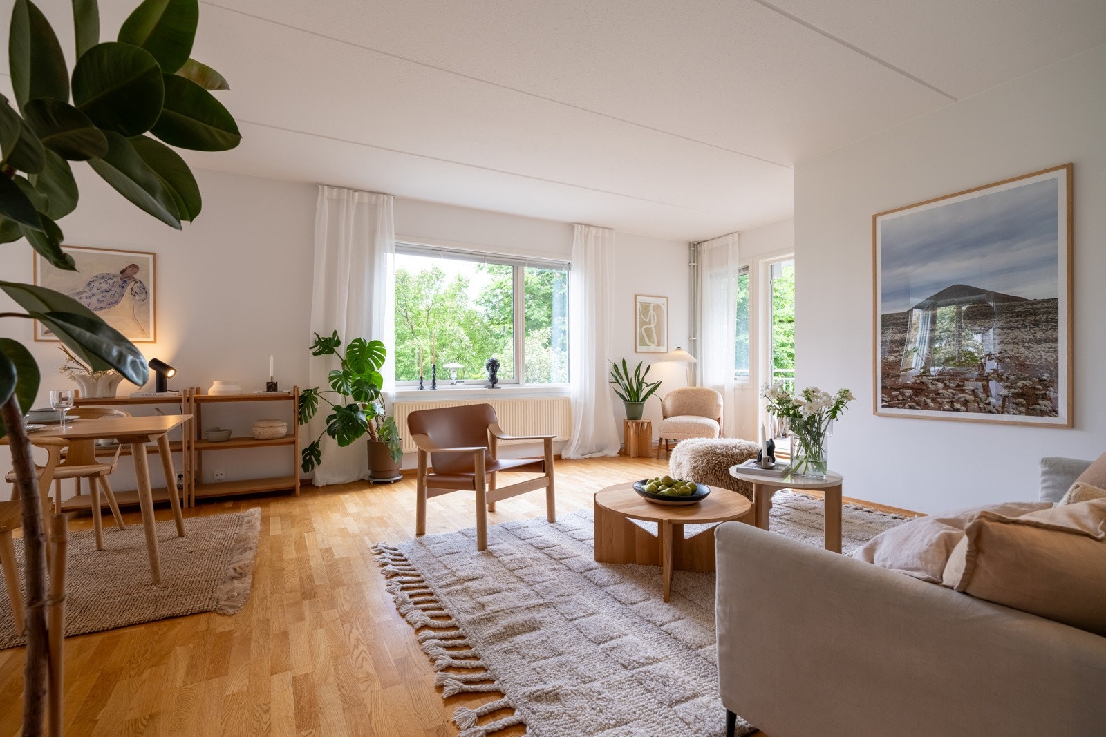 Her kan du enkelt etablere ulike soner. Luksus å ha plass til både en stor sofagruppe og langbord til de større middagsselskapene. Galleribilde