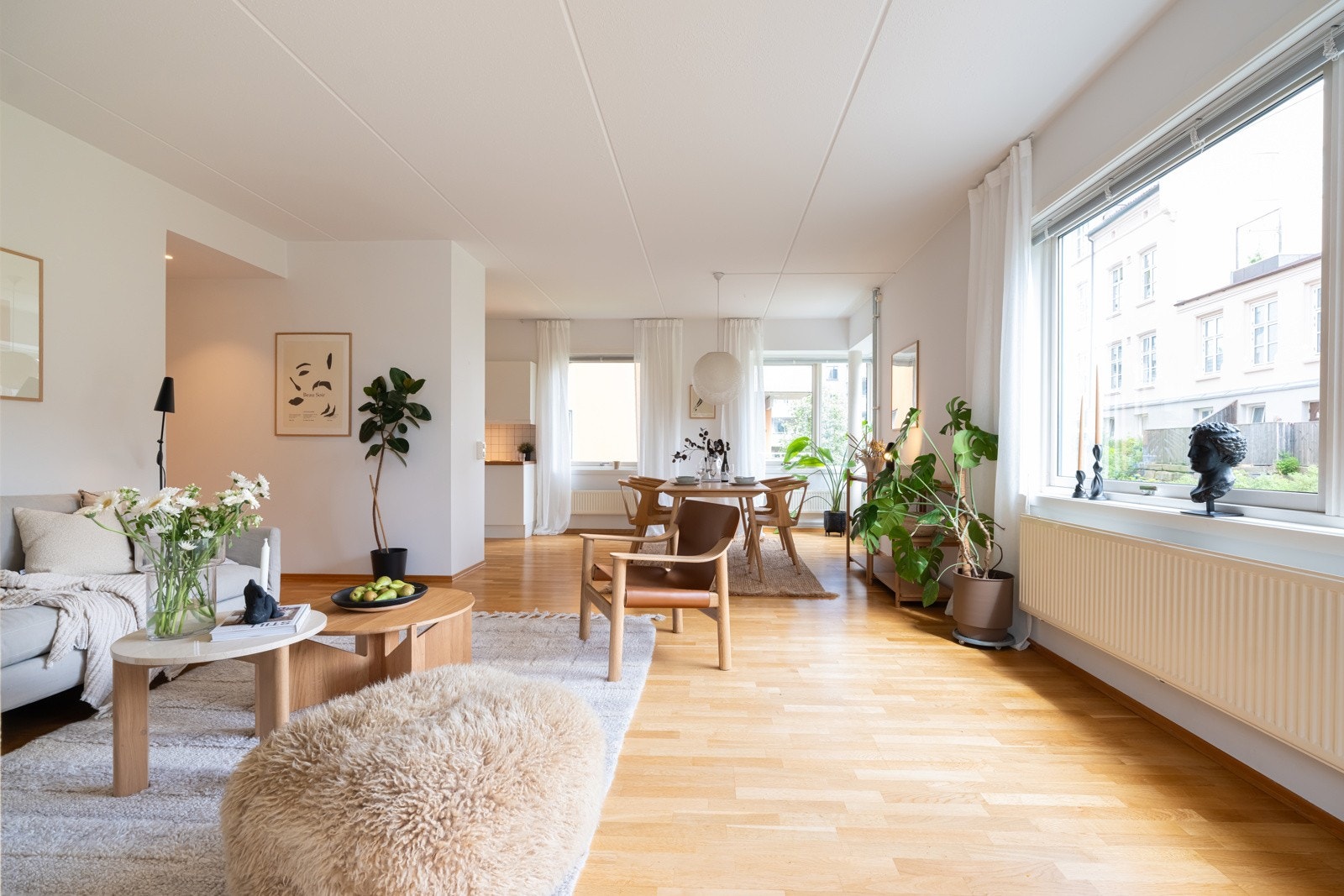 Alle vinduer er utstyrt med skreddersydde persienner laget på mål, og på soverommene er det montert lystette persienner. Galleribilde