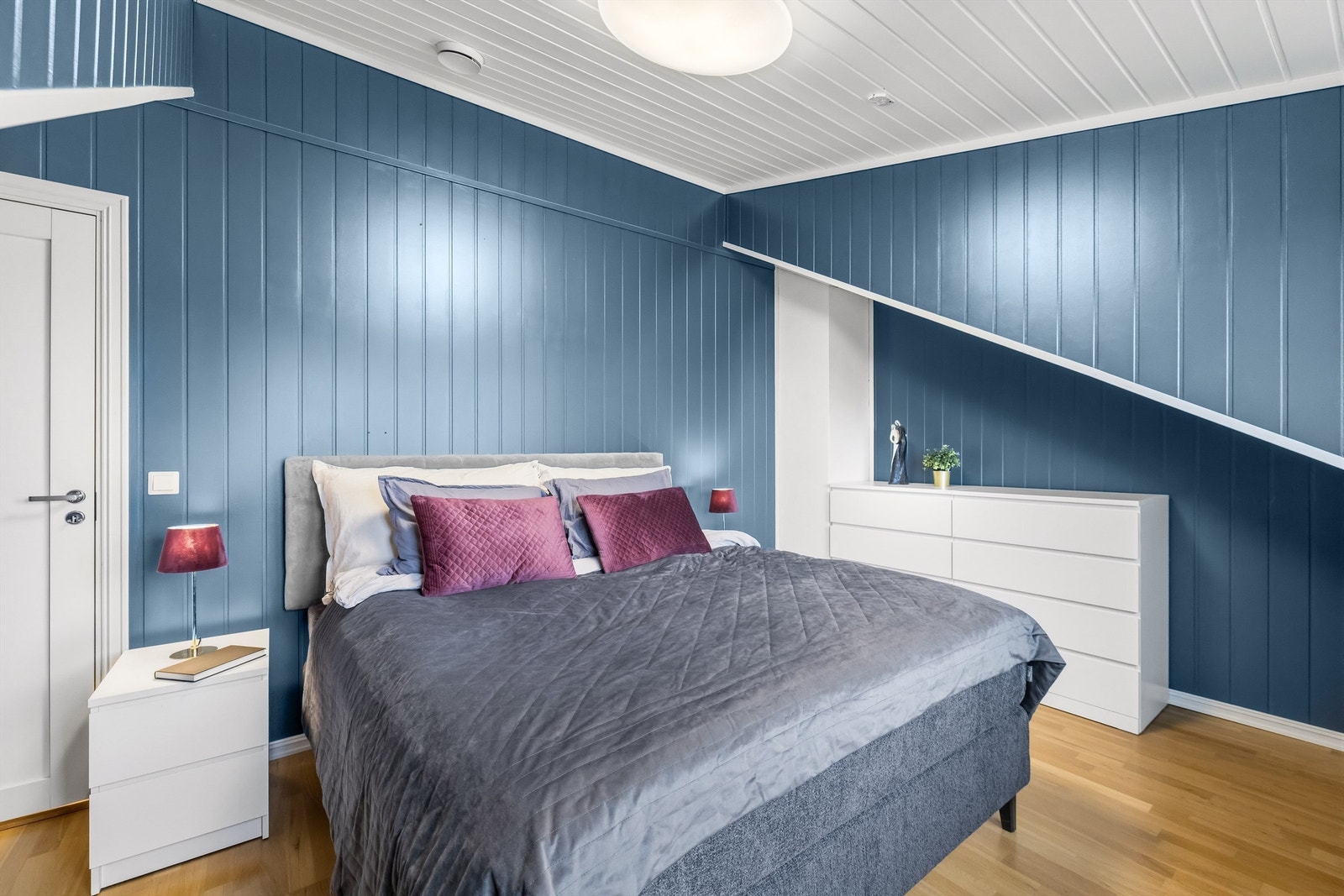 Alle soverommene i boligen har parkett på gulvet og vegger malt i moderne farger. Galleribilde