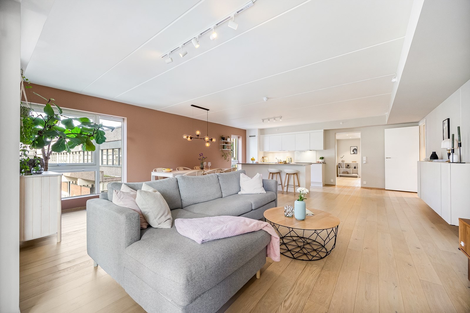 Det åpne allrommet på 50 m² gir god plass til både spisebord og en romslig sofagruppe. Galleribilde