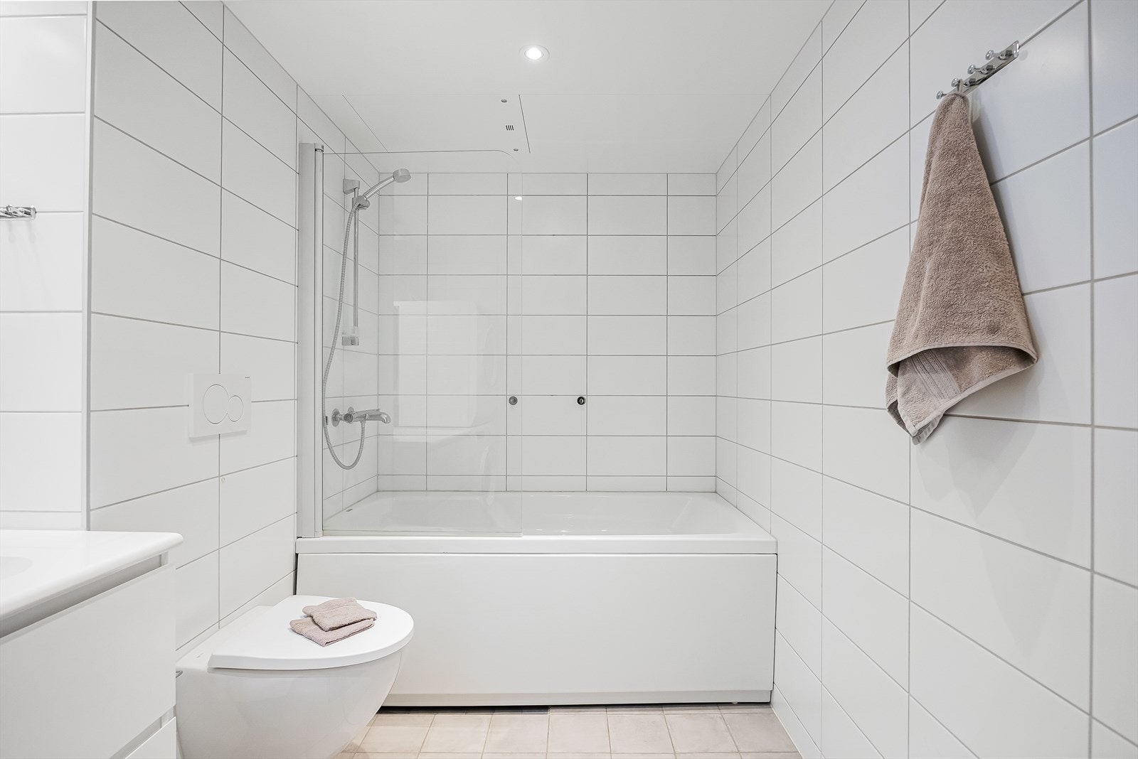 Badekar med dusjvegg i glass, installert av Comfort Bryn AS. Galleribilde