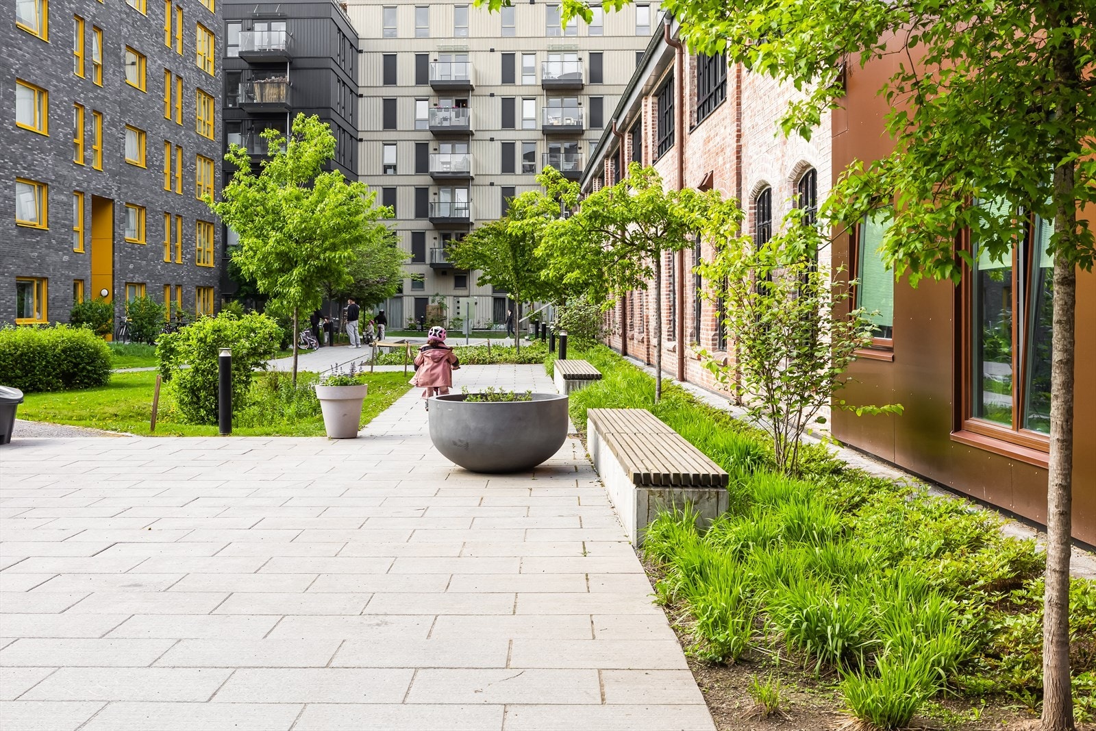 Fra leiligheten er det kort vei til Ensjø T-banestasjon, med fire linjer som tar deg til Jernbanetorget på under 10 minutter. Galleribilde