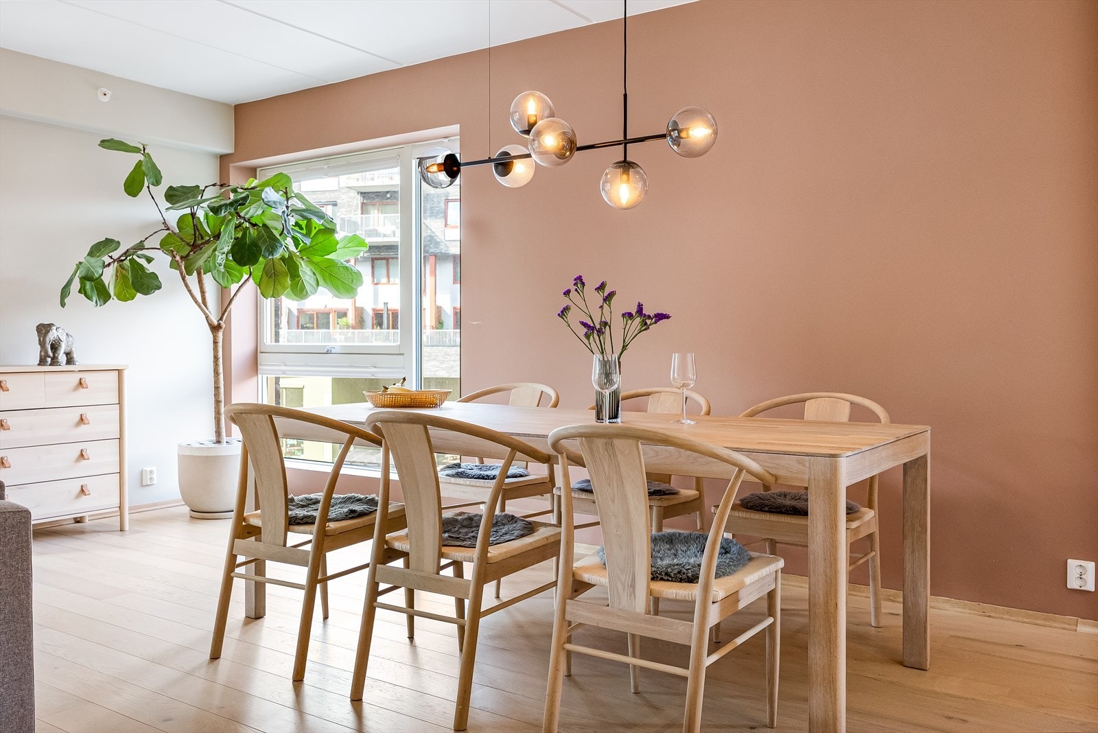Spisestuen har god plass til store selskaper, sentralt plassert mellom kjøkken og stue. Galleribilde