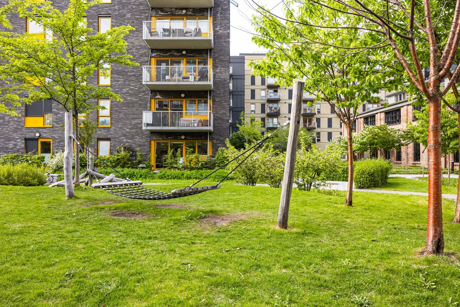 Fellesområdene er pent opparbeidet med grøntarealer og sitteplasser. Galleribilde