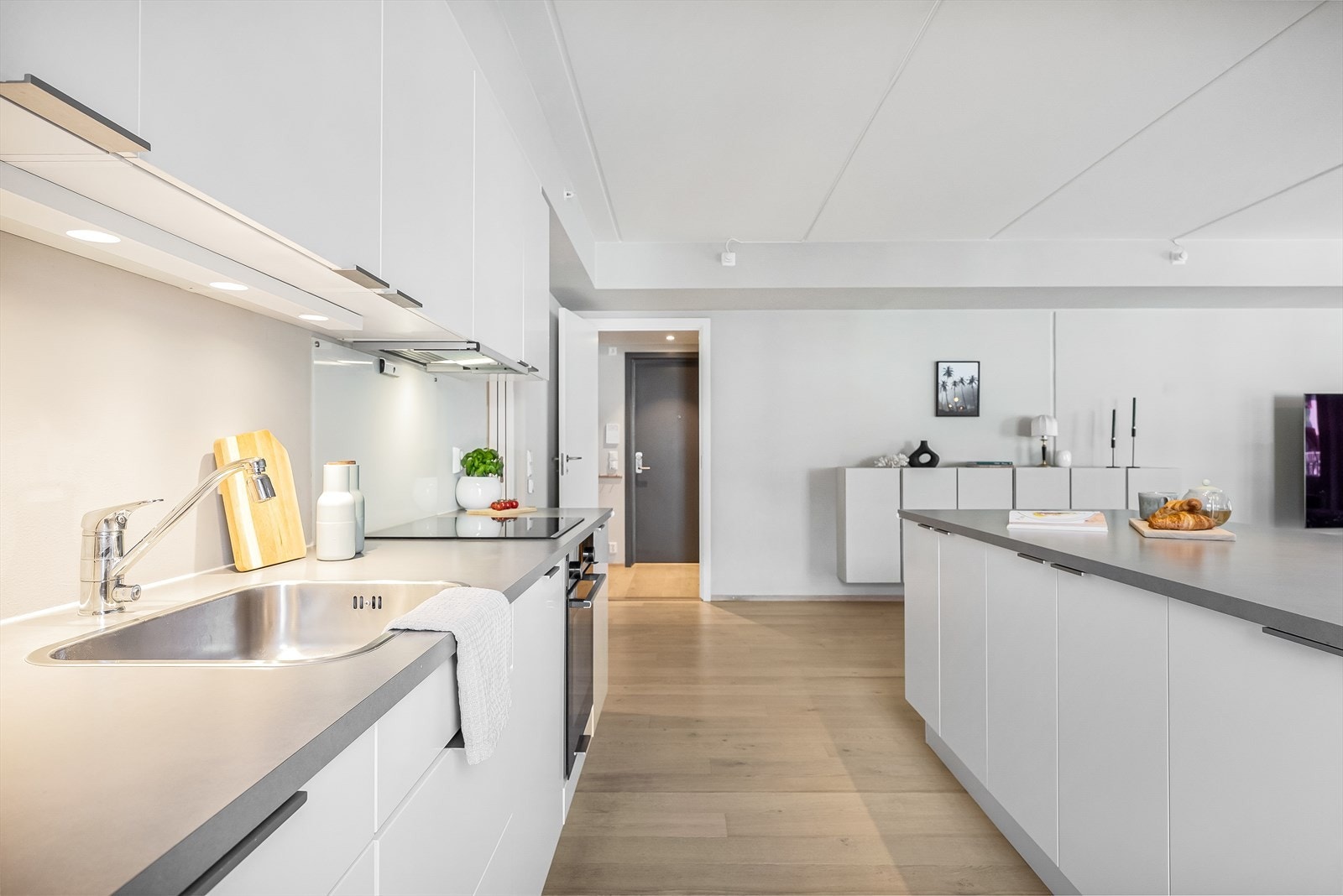 Den åpne løsningen gir en god flyt og visuell kontakt mellom kjøkkenet og stuen. Galleribilde