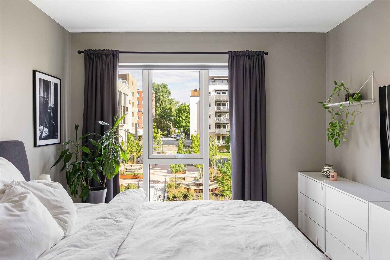 Store vinduer med 3-lags isolerglass gir godt med dagslys og utsikt mot de pent opparbeidede fellesarealene. Galleribilde