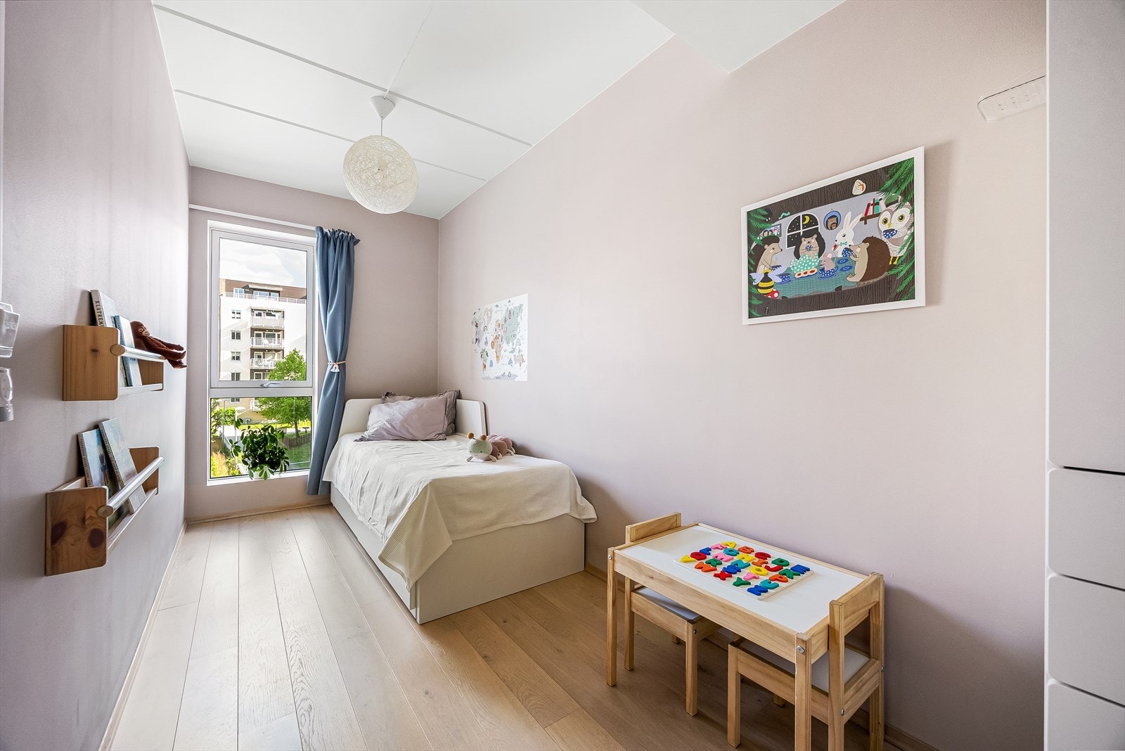Også her er det parkett på gulvet og malte, glatte vegger. Galleribilde