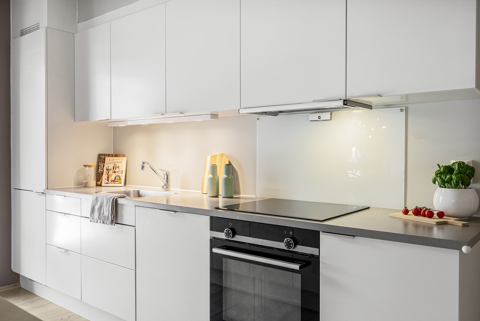 Platetopp med glassplate over, og kjøkkenventilator tilkoblet fellesanlegget. Galleribilde