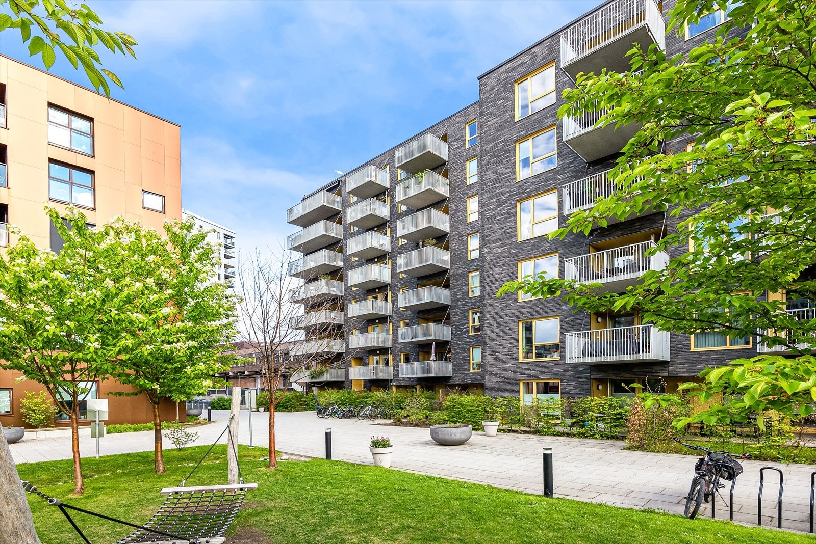 Bygget fra 2020 har en moderne fasade i teglstein og fasadeplater, og heis i bygget. Galleribilde