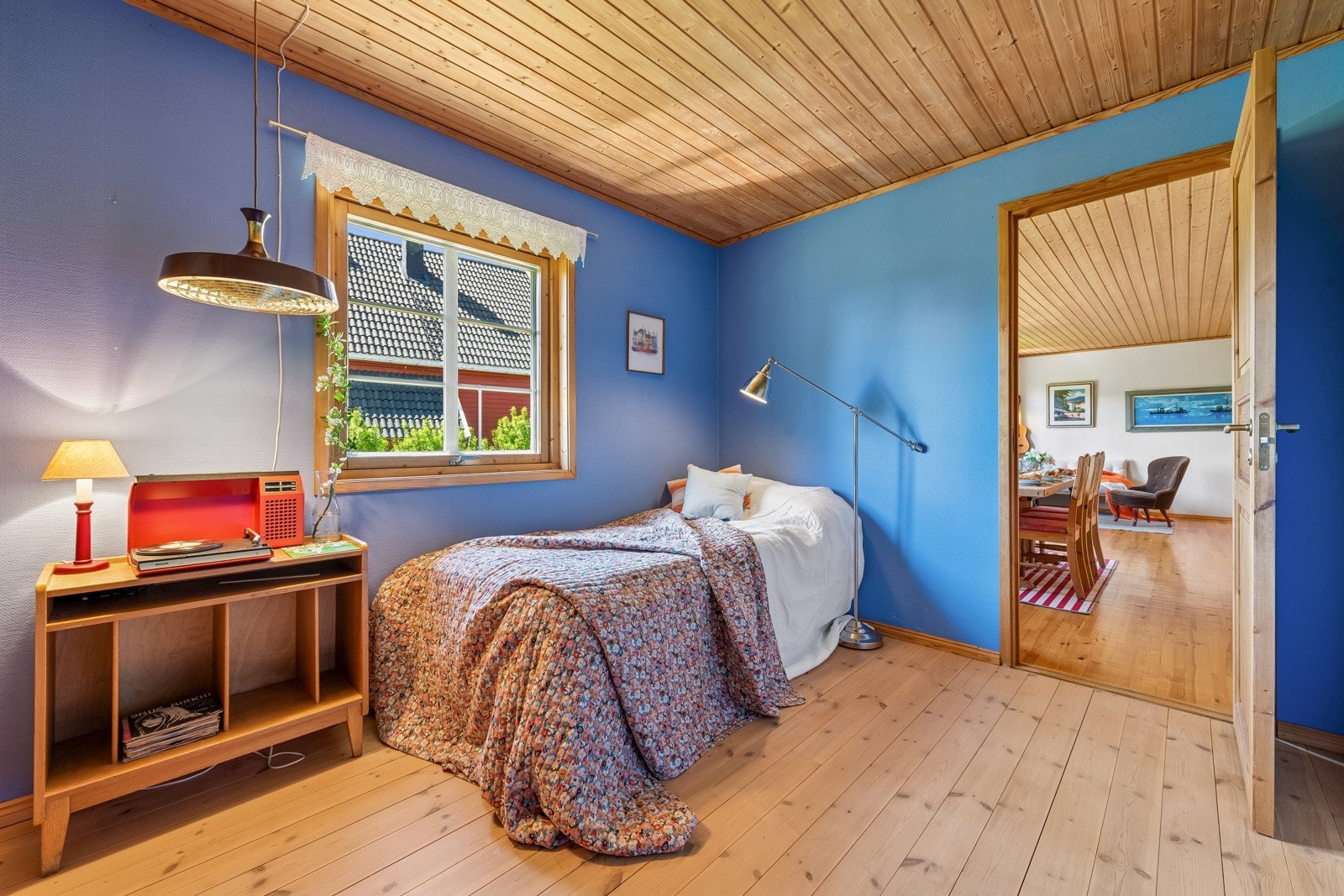Soverom 2: Det fine blåmalte rommet. Tregulv og originale panelte tak. Galleribilde