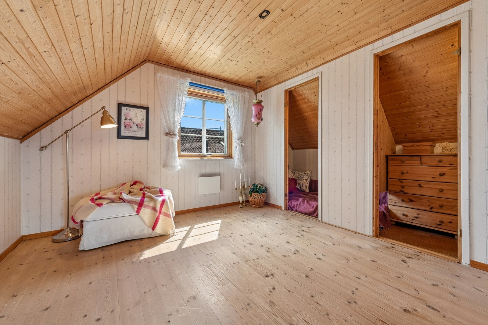 Soverom 4: Her er det plassbygget "båser" til senger, noe som må være veldig spennende for barn til å lage sine egen sengehuler eller lekeplasser. Galleribilde