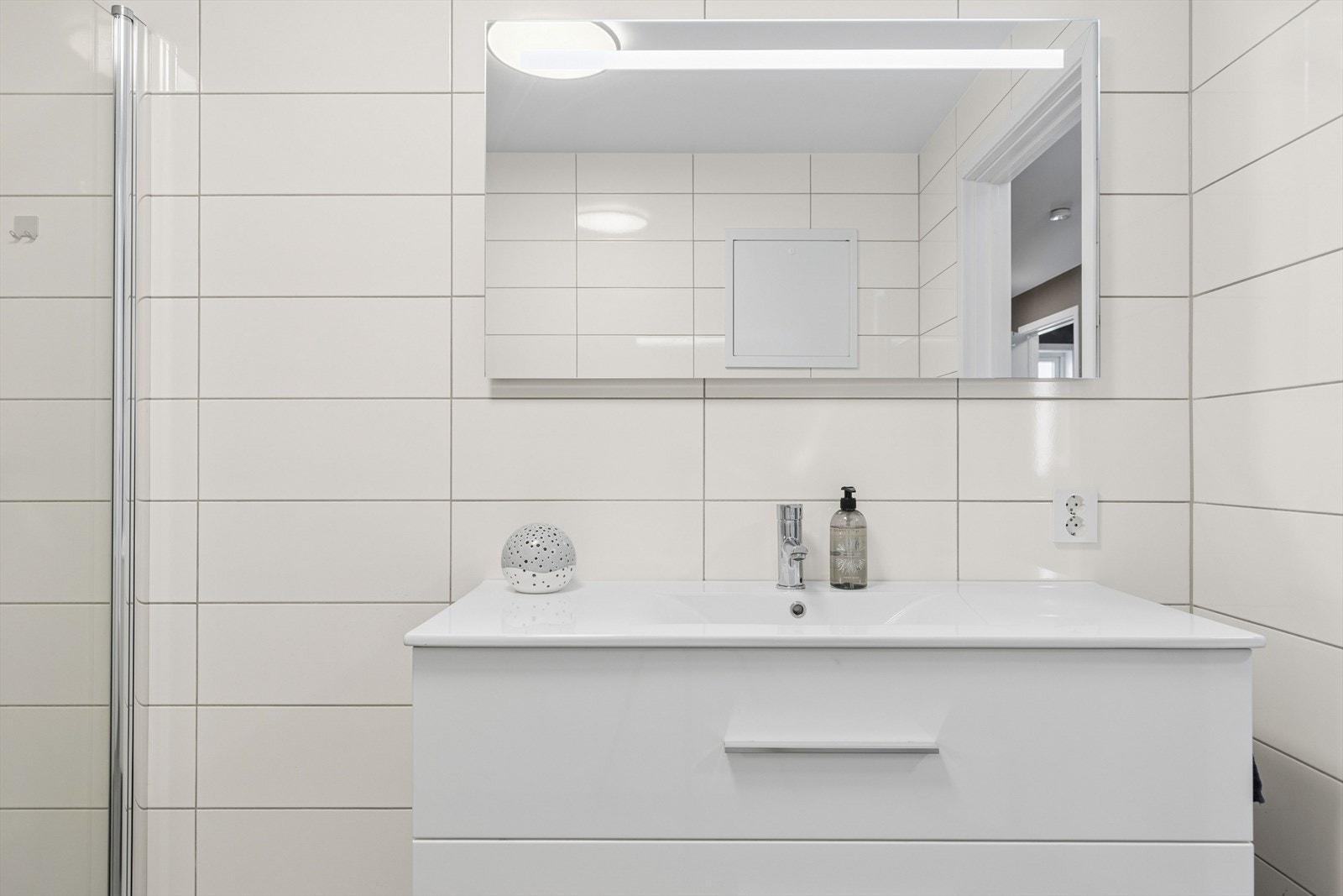 Badet inneholder servant med møbel, toalett og dusj Galleribilde