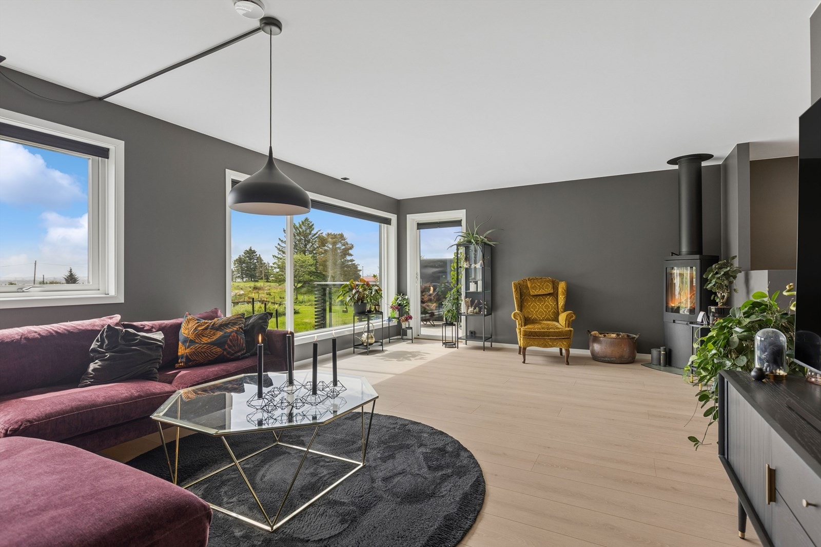 Innbydende stue med store vindusflater og god plass til både sofagruppe og spisebord. Her får du et sosialt og trivelig oppholdsrom med flott utsyn. Galleribilde