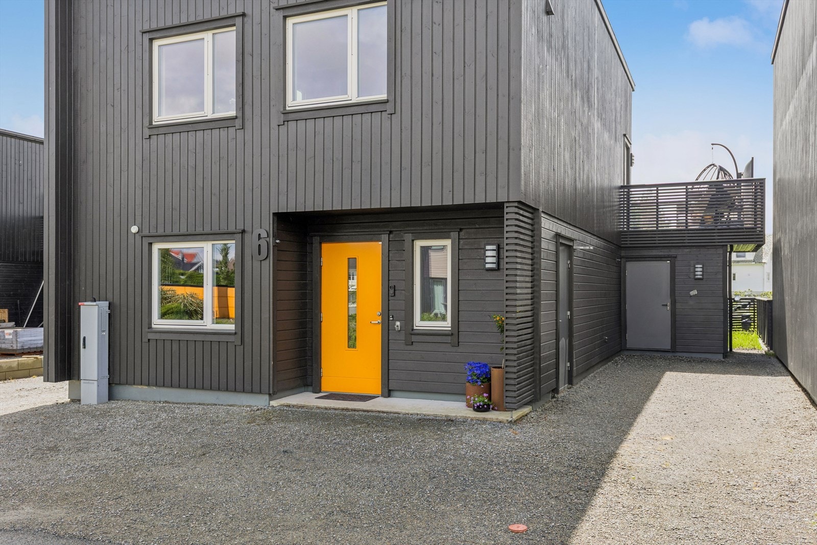 På vest siden av huset er det klargjort til elbillader. Galleribilde