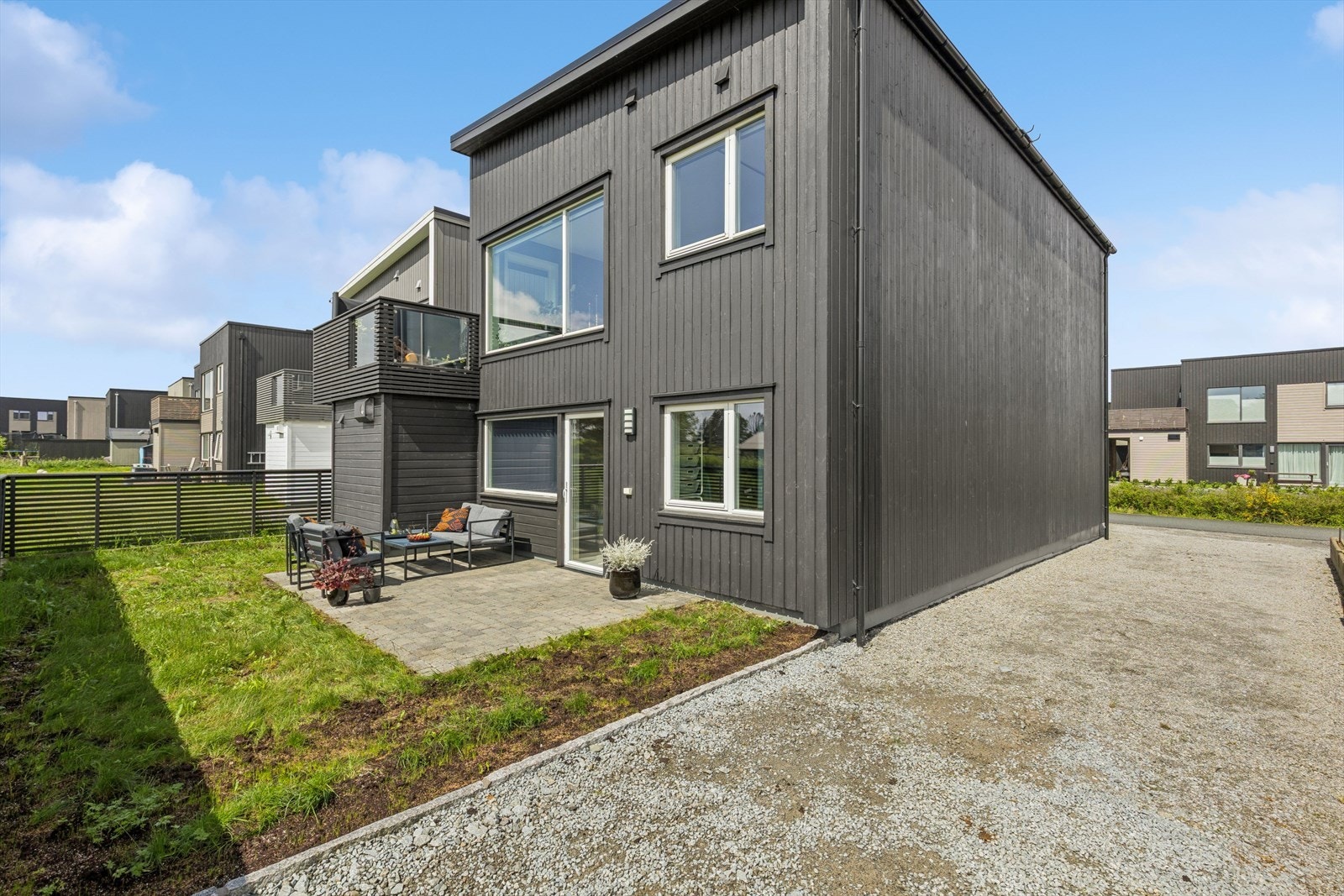Gode parkeringsmuligheter rundt huset! Galleribilde