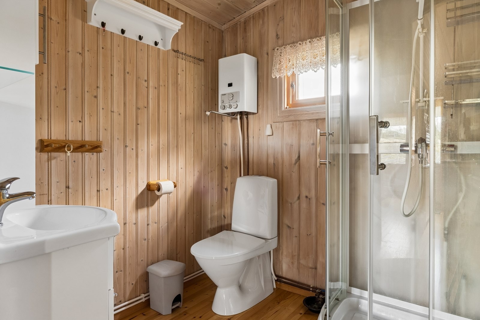 Hygienerommet er utstyrt med dusjkabinett, servant og toalett. Varmtvann produseres av en Vaillant propanvarmer. Galleribilde