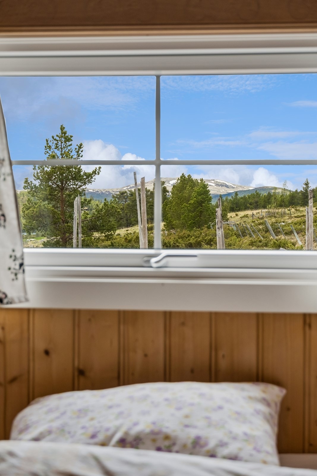 Vinduet på soverommet rammer inn utsikten mot fjellandskapet. Galleribilde