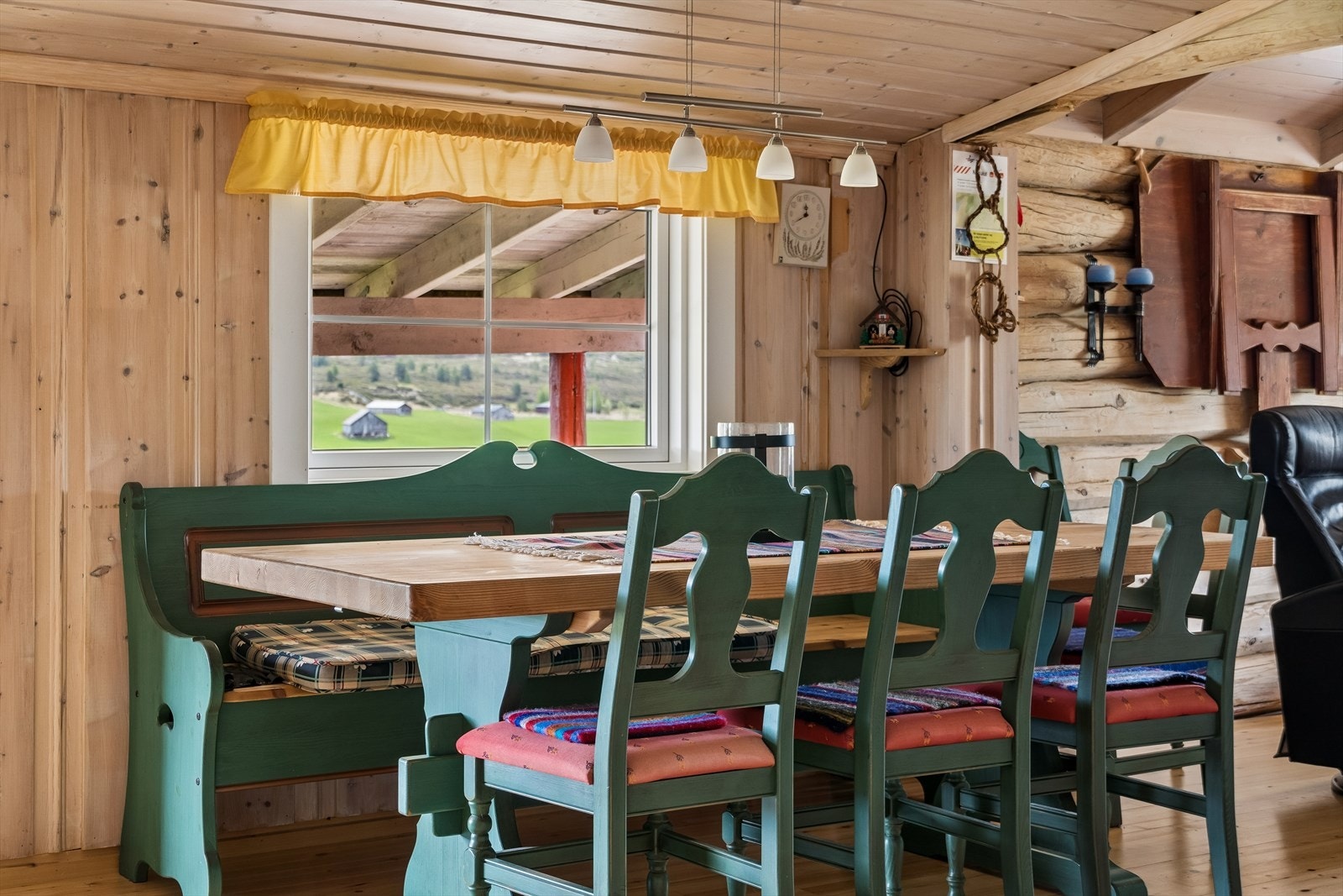 Spisestuen har god plass til langbord for felles måltider. Galleribilde