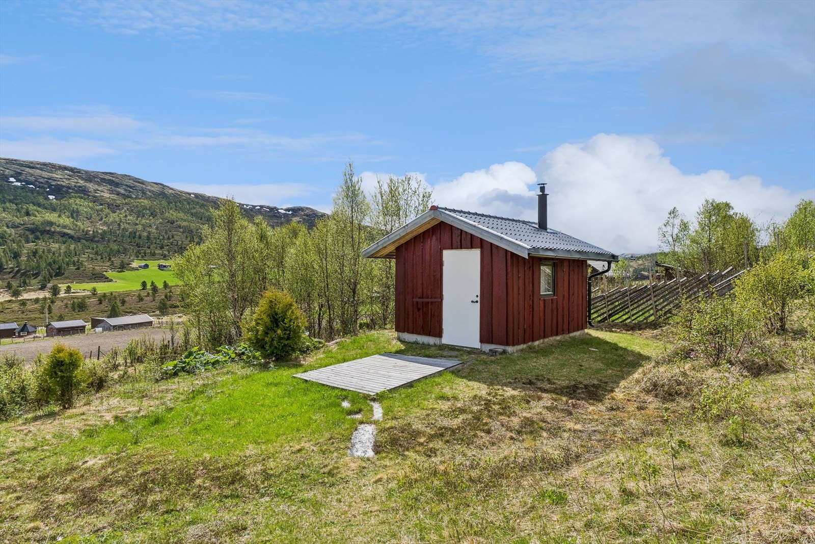 På eiendommen er det også et frittstående baksthus, oppført i 2012. Galleribilde