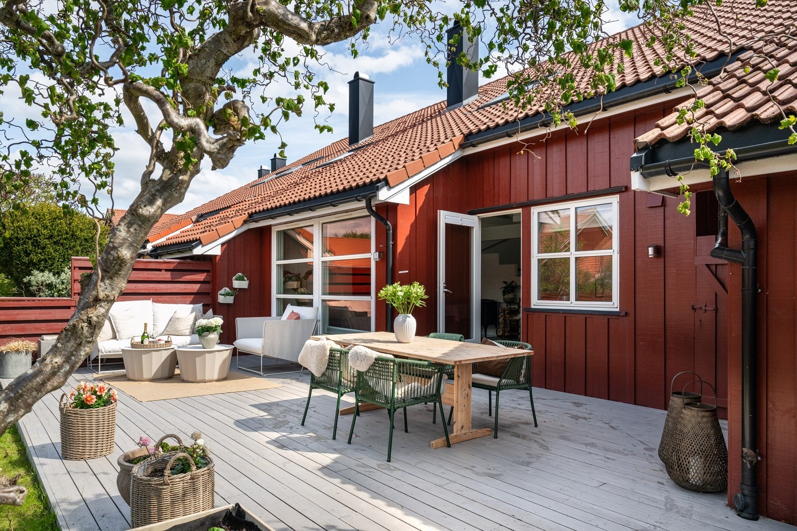Her kan man skape hyggelige soner for både avslapning og sosiale sammenkomster, med god plass til å samle familie og venner på varme sommerdager. Galleribilde