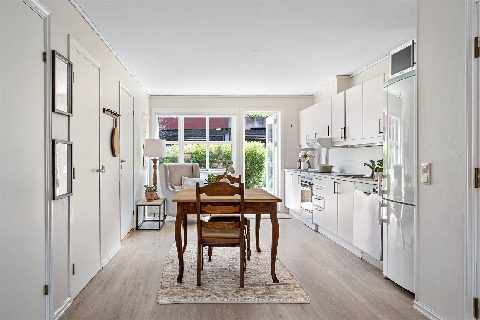 Romsligheten gir god plass til matlaging og bevegelse, noe som gjør hverdagen litt enklere. I tillegg er det plass til spisebord på kjøkkenet, perfekt for frokost eller leksehjelp. Galleribilde