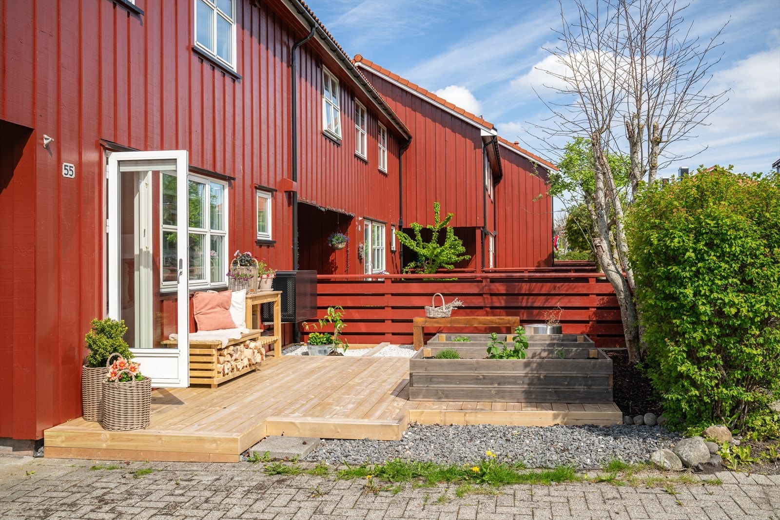 Det gir også fine muligheter for kjøkkenhage, beplantning eller å innrede en hyggelig oppholdssone. Galleribilde