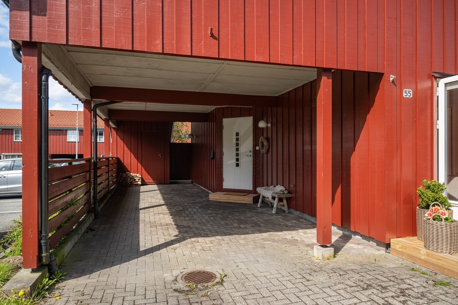 Gårdsrommet er opparbeidet med carport og utendørs parkeringsplass. Galleribilde