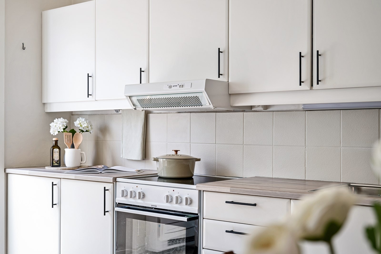 Kjøkkenet er fra 2015 og levert av HärjedalsKök. Innredningen fremstår som tidløs, med gode oppbevaringsmuligheter i hvite, slette fronter og benkeplate i laminat. Galleribilde