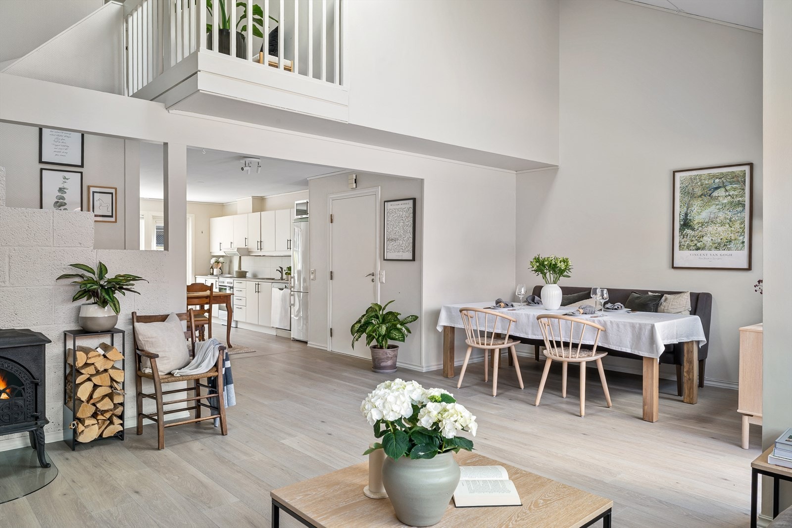 Stue og kjøkken ligger i åpen løsning, noe som gir en luftig og sosial sone, perfekt for hyggelige sammenkomster med familie og venner. Galleribilde