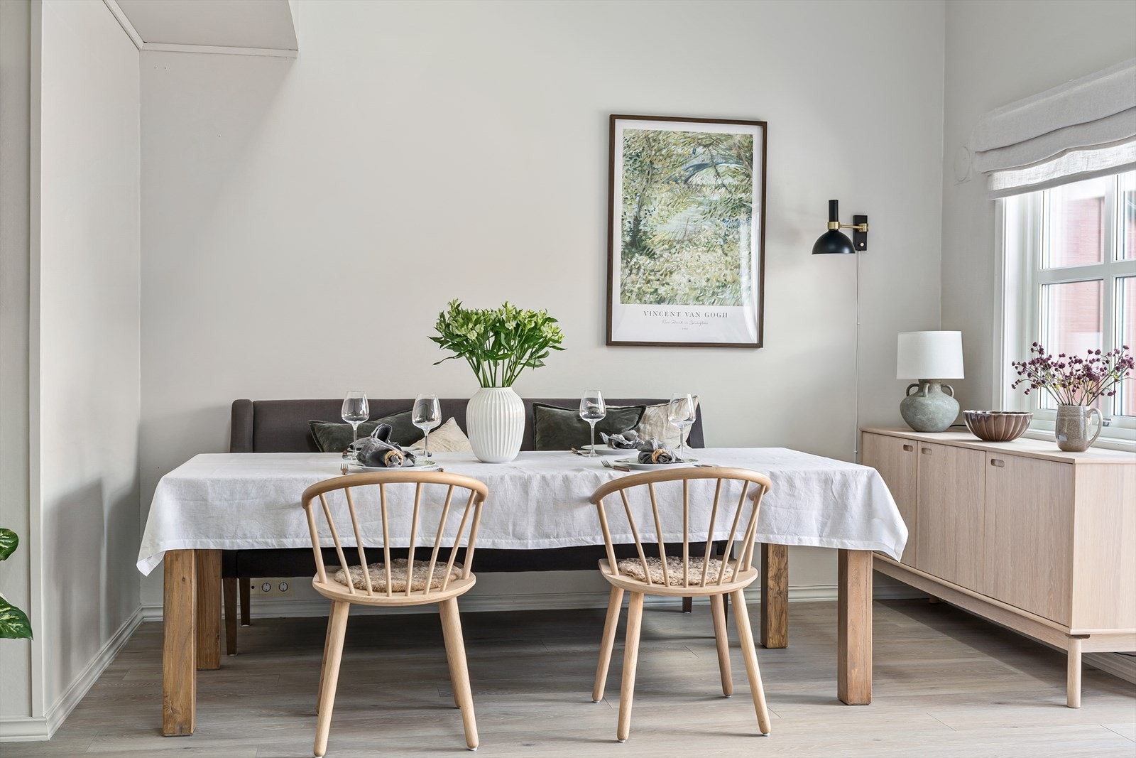 Sittegruppe for måltider eller sosiale sammenkomster med venner og familie. Galleribilde