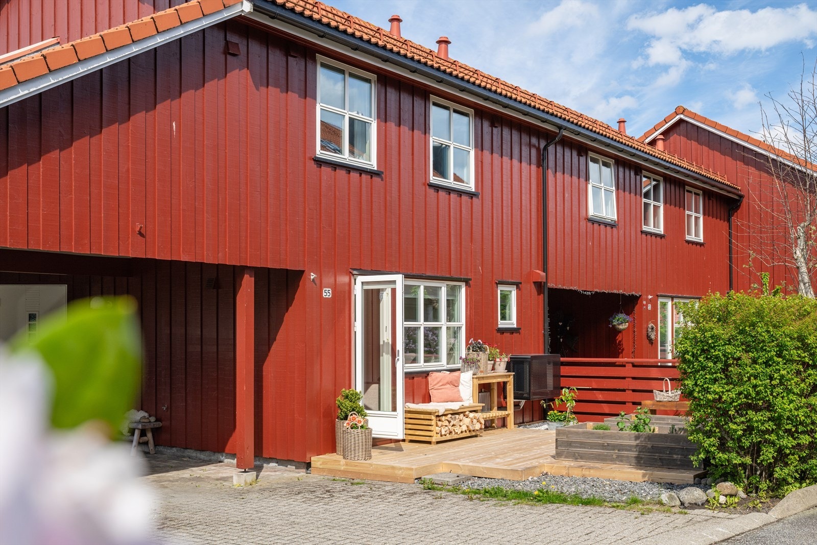 Boligen byr på tre uteområder med gode solforhold. Galleribilde