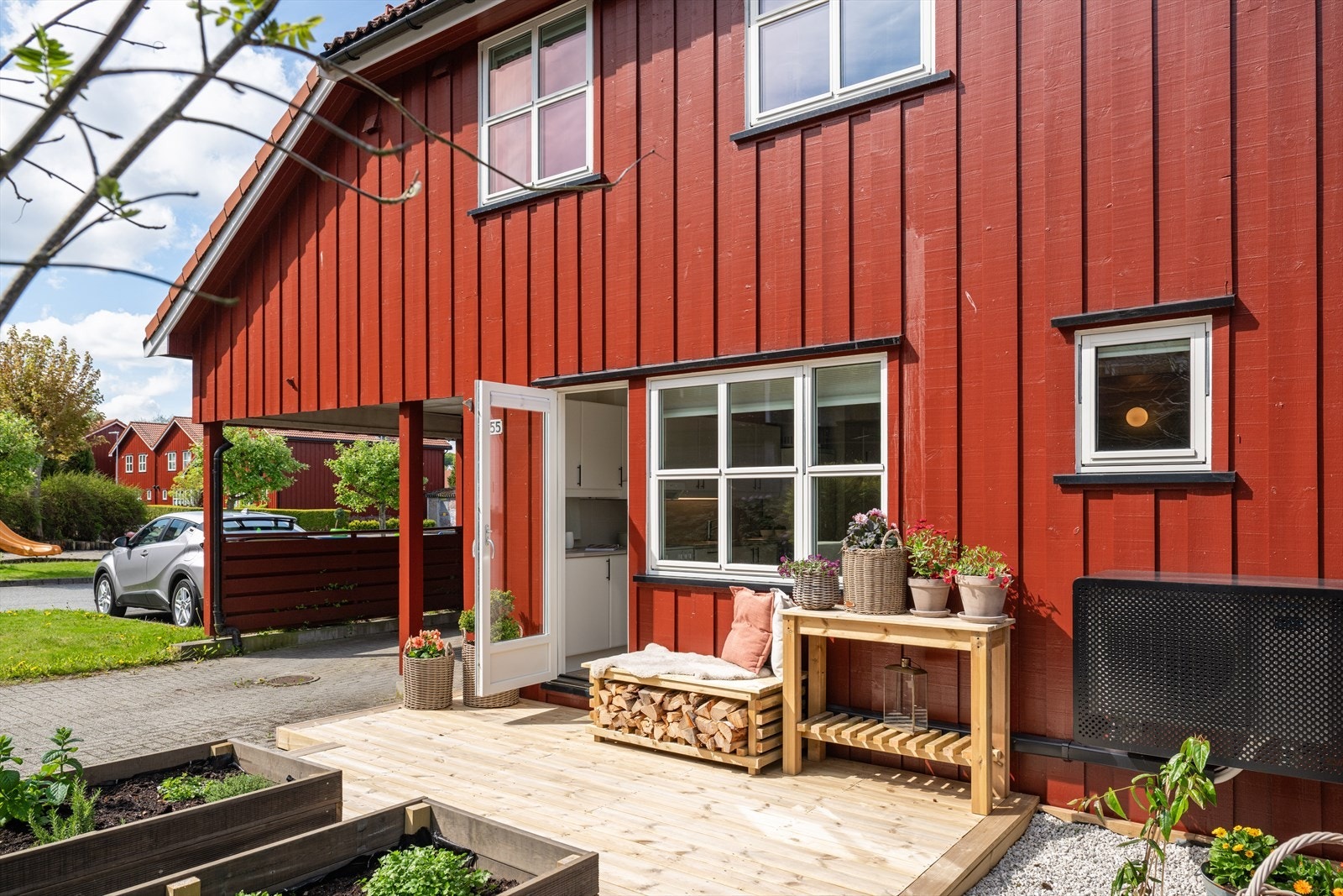 Her finner du en nydelig platting og plantekasser fra 2025. Området har morgensol og egner seg godt for frokost i solen. Galleribilde