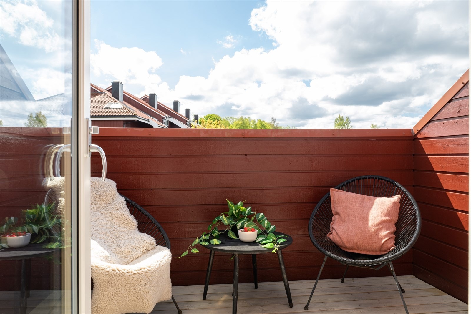 Sørvendt takterrasse, hvor man kan nyte sommerdager eller etablere en egen avslapningssone utendørs. Galleribilde