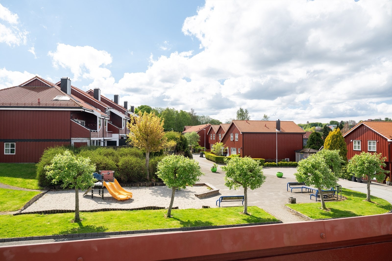Boligområdet har ulike lekeplasser, og man kan aktivisere seg gjennom Tastaforen balløkke som tilbyr aktiviteter innen ballspill. Galleribilde