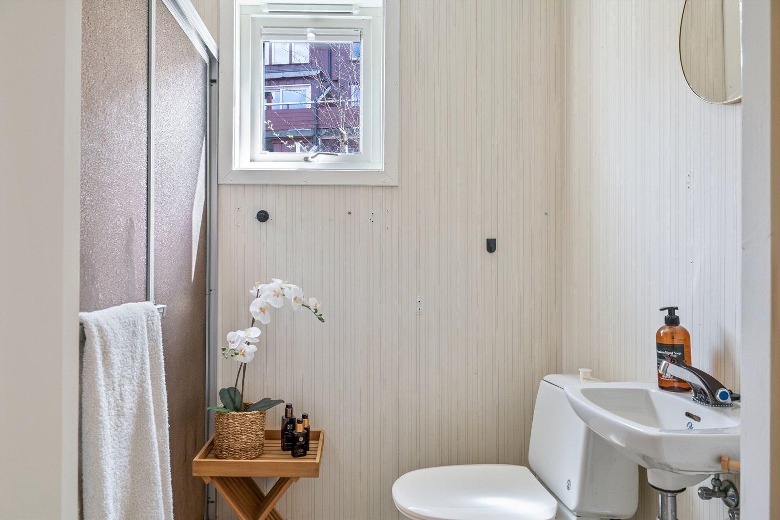 Badet er er utstyrt med belegg på gulv og vegger, og er innredet med vegghengt vask, frittstående toalett og dusjhjørne. Galleribilde