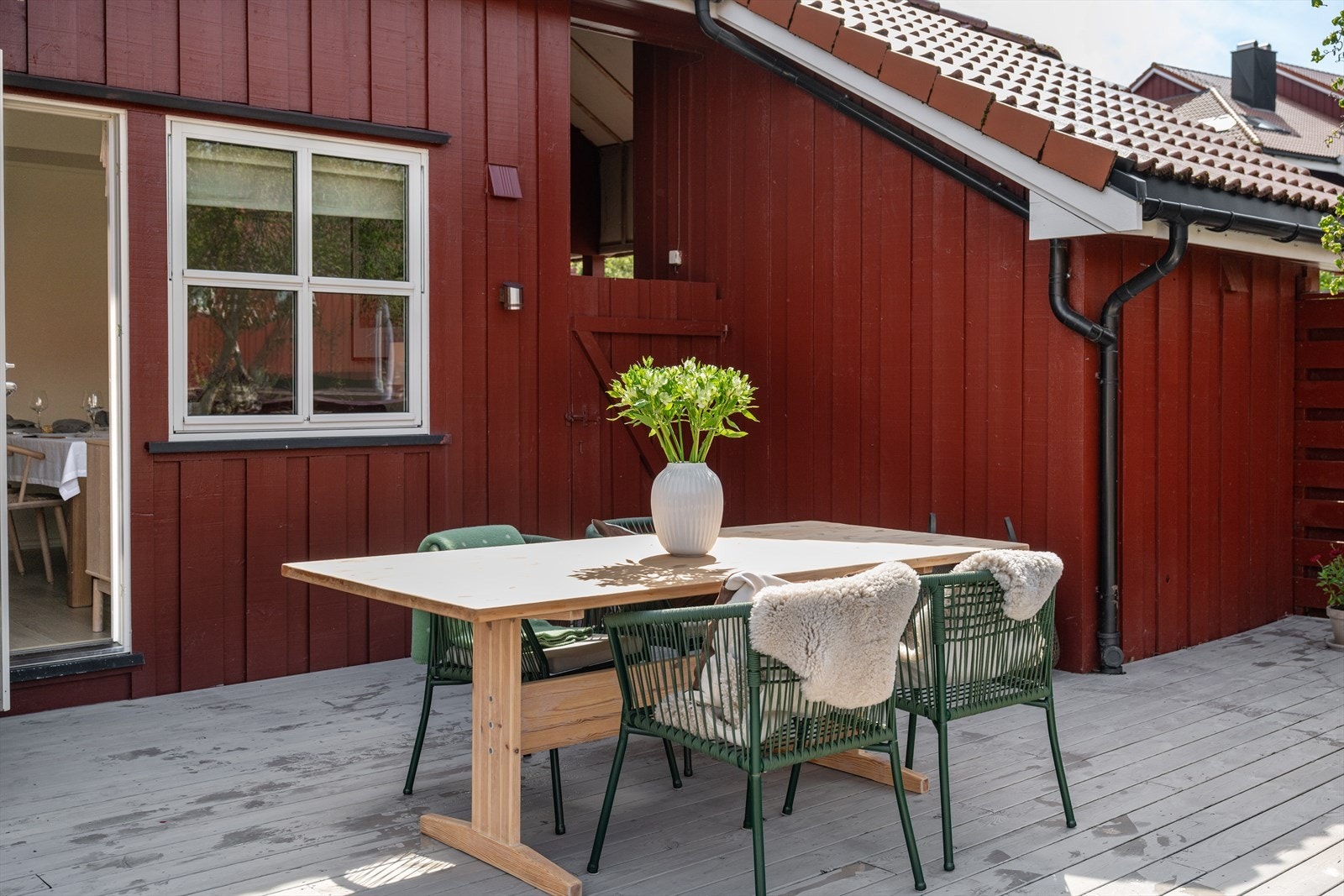 Terrassen og hagen har fantastiske solforhold fra formiddag til kveld. Galleribilde