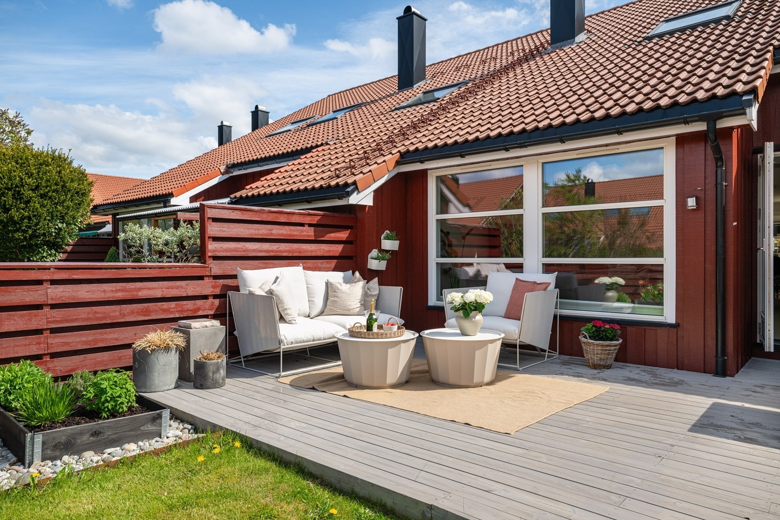 Her har man gode muligheter for å opprette sosiale soner, sette opp utemøbler og grill. Galleribilde