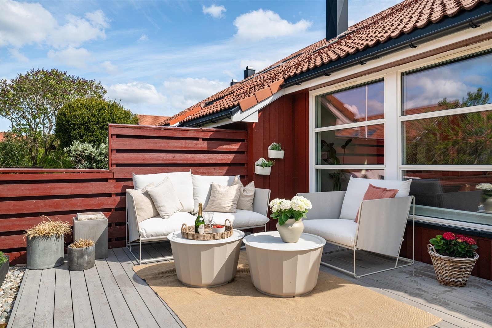 Det romslige uteområdet egner seg perfekt for større sammenkomster eller avslapning på lange sommerkvelder. Galleribilde