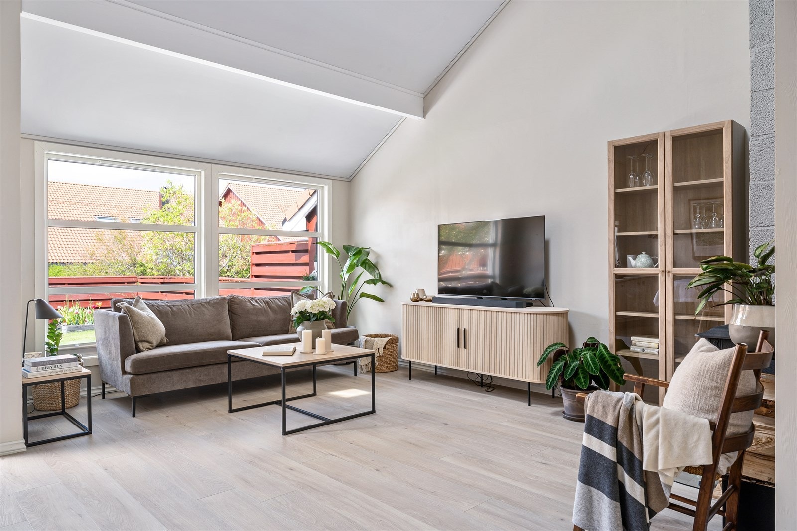 Boligen er et flott enderekkehus som forener det beste fra både byliv og natur. Galleribilde