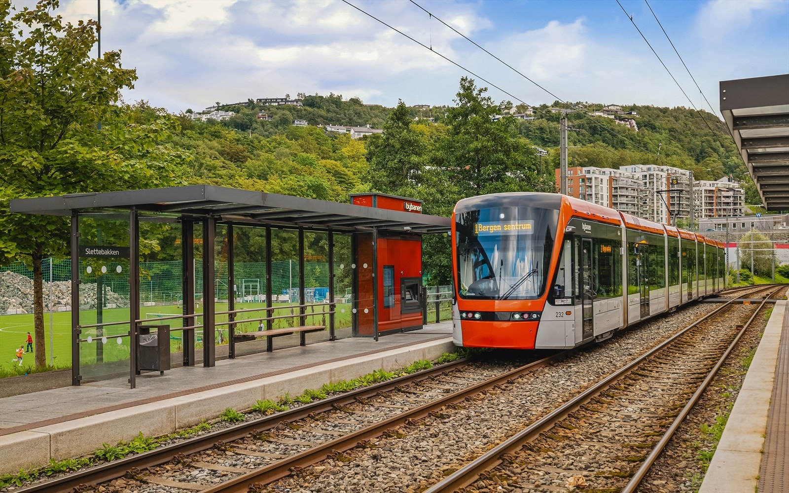 Det tar deg ikke mer en 2-3 minutter å rusle til busstoppet eller 5 minutter til holdeplass for Bybanen linje 1. Galleribilde