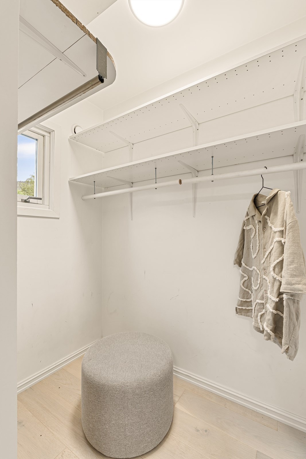 - Her er det en egen bod innredet til et herlig walk-in closet - Galleribilde