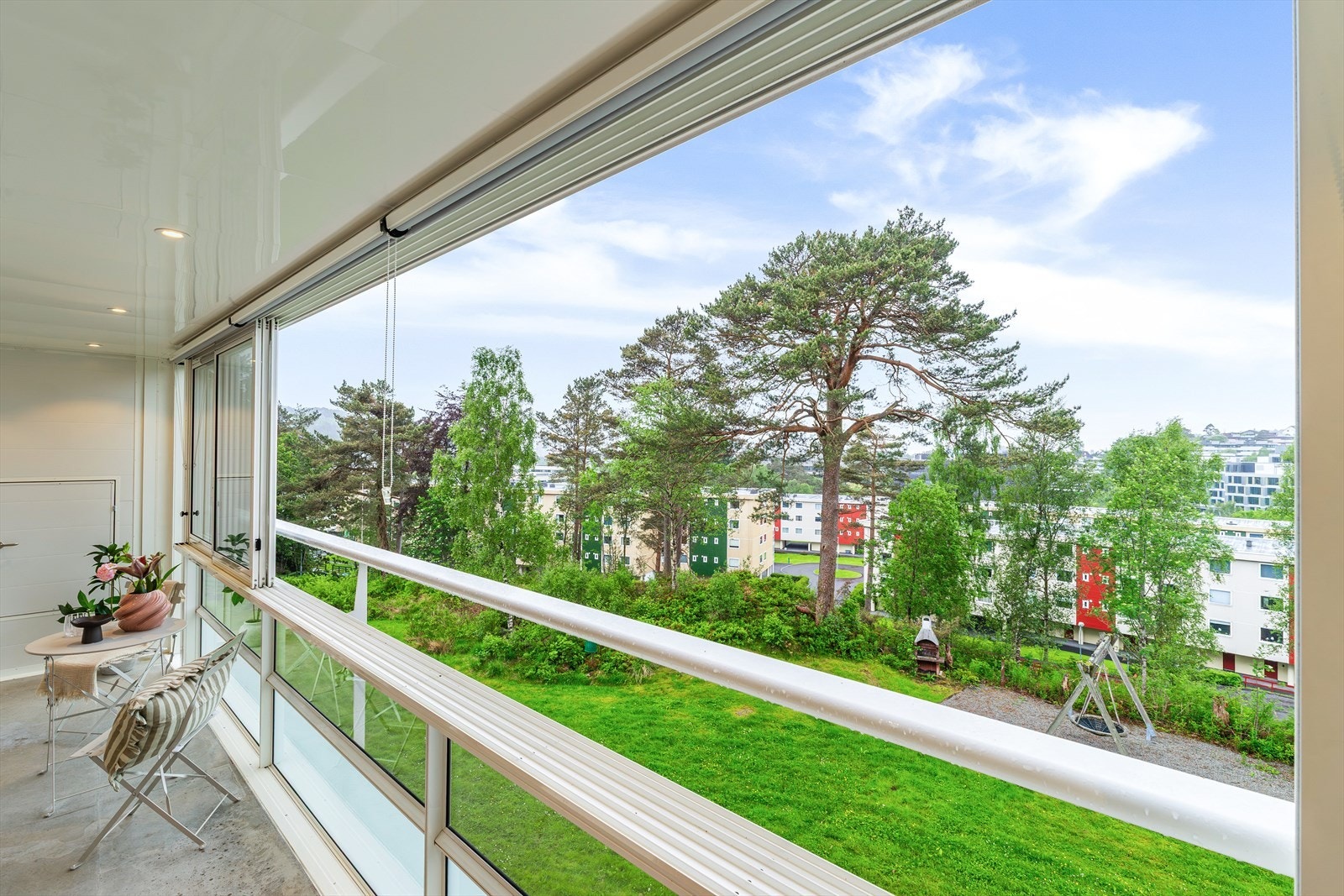 - På varmere dager kan glassene skyves til side, slik at du kan slippe inn frisk sommerluft og nyte balkongen på sitt beste - Galleribilde
