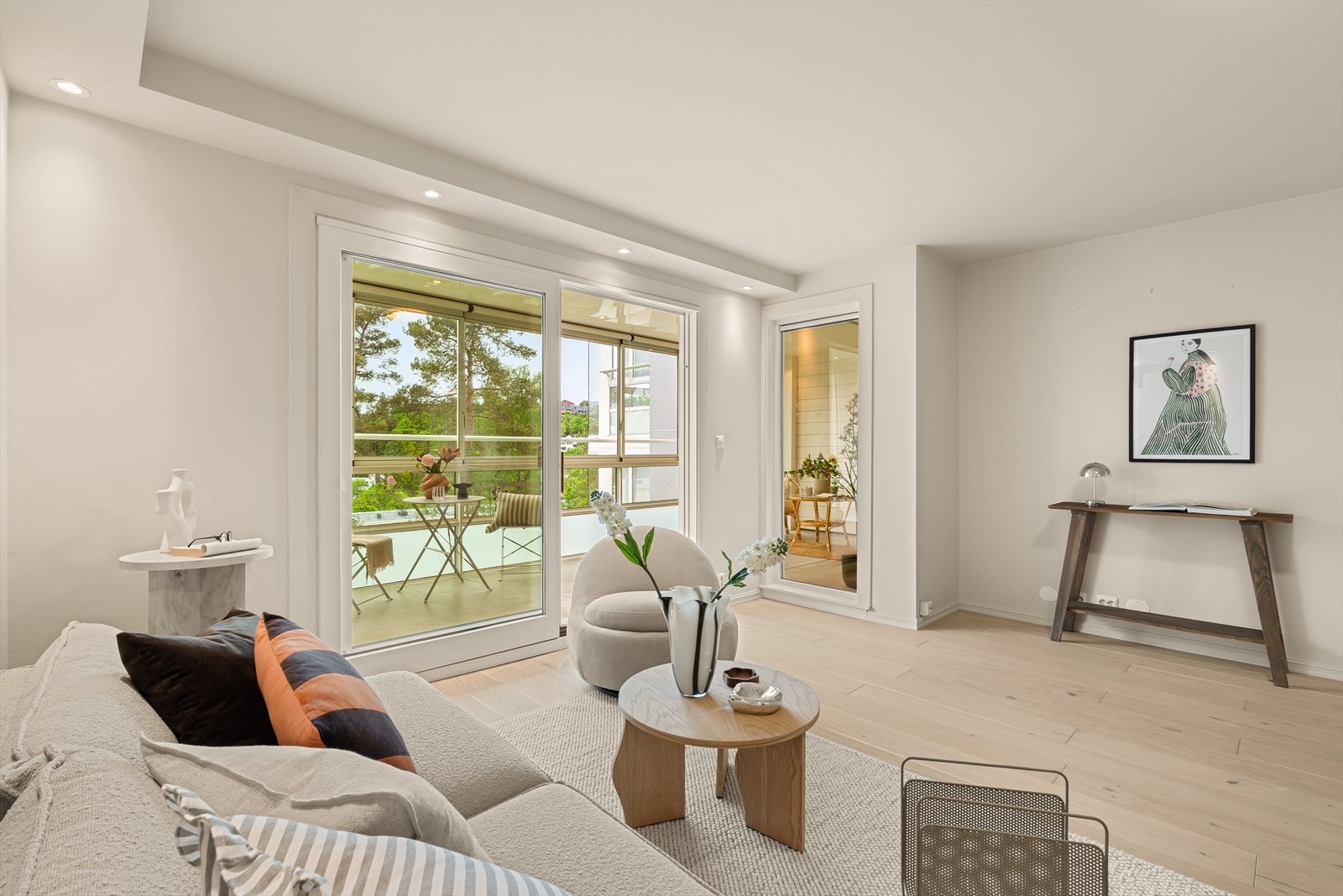 - Stuen har moderne overflater og et stilrent uttrykk - merk de innfelte downlightsene i himlingen som gir rommet en behagelig belysning - Galleribilde