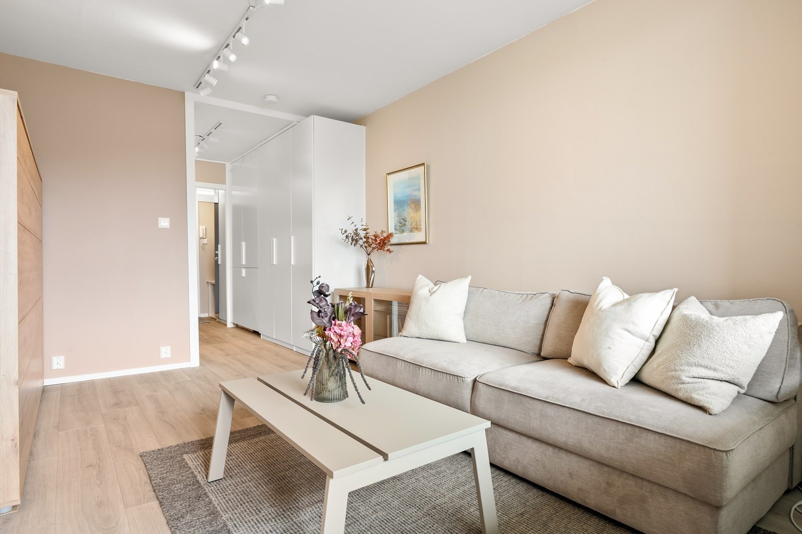 Overflatene i leiligheten har god standard med malte slette vegger og laminat på gulv. Galleribilde