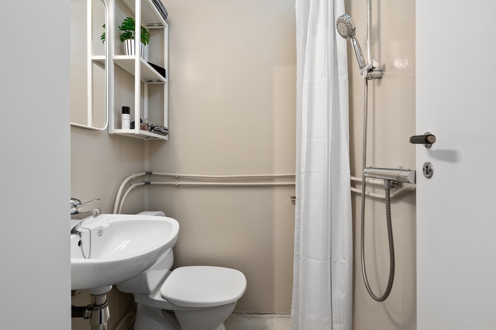 Leilighetens bad er målt til 1,9m² og inneholder dusjsone, wc og servant. Galleribilde