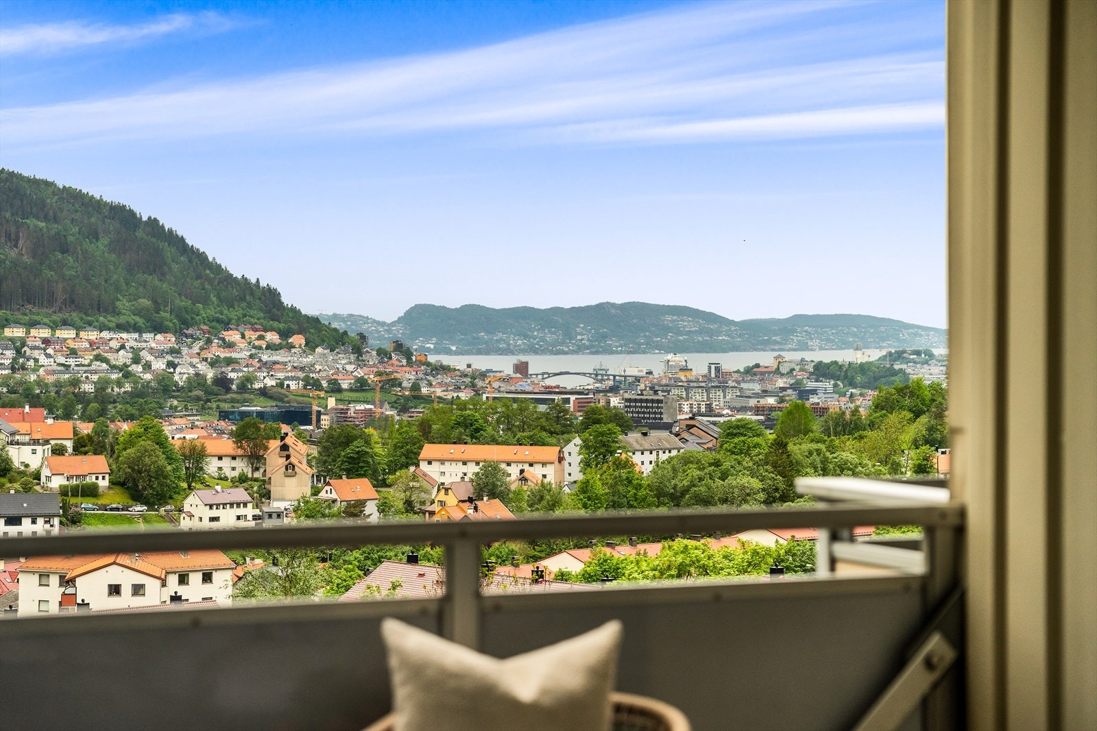 Her kan man nyte utsikten mot byfjorden og Bergensdalen Galleribilde