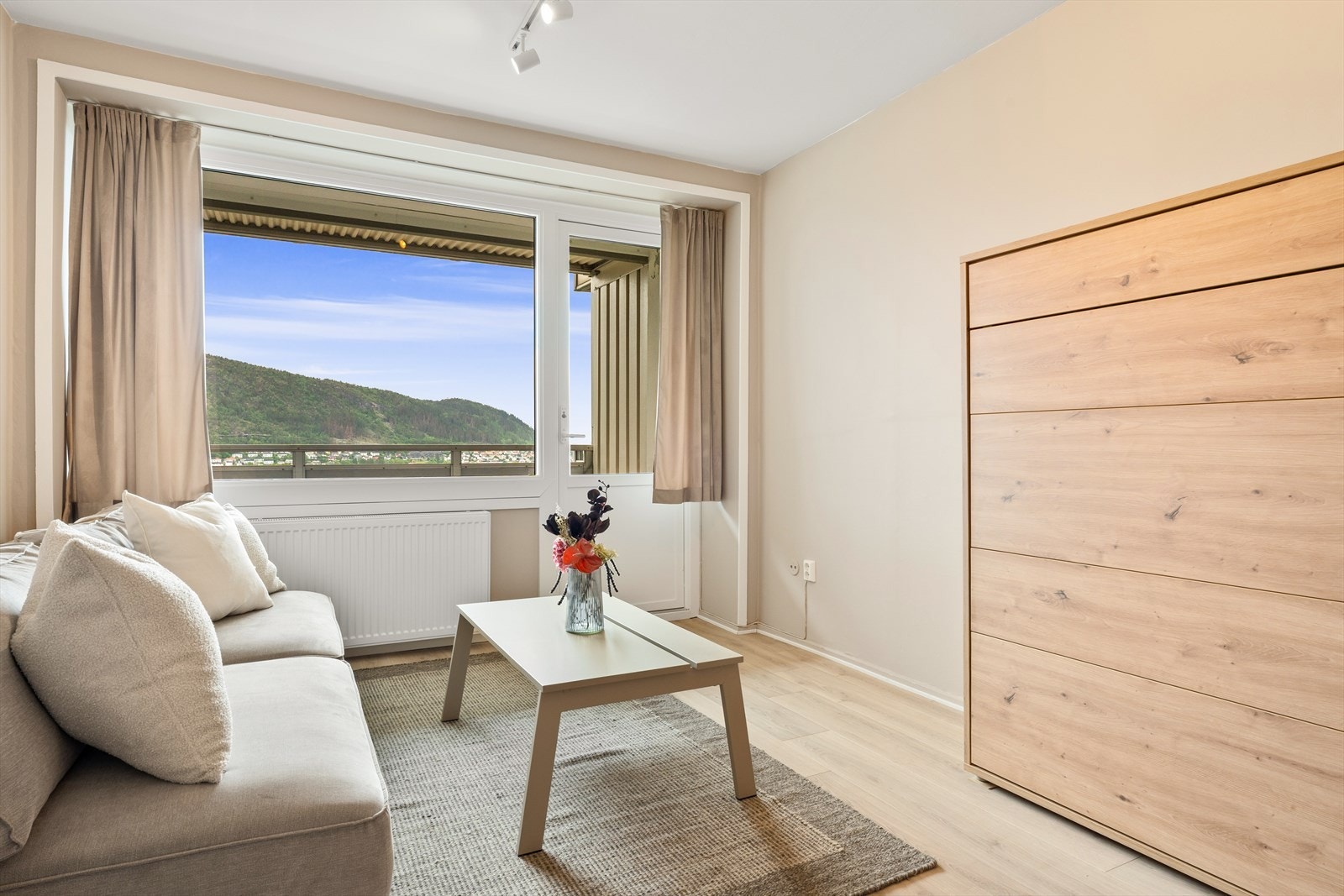 Stuen er målt til 12,5m² , og man har god plass til sofa, bord og tv-møblement. Galleribilde