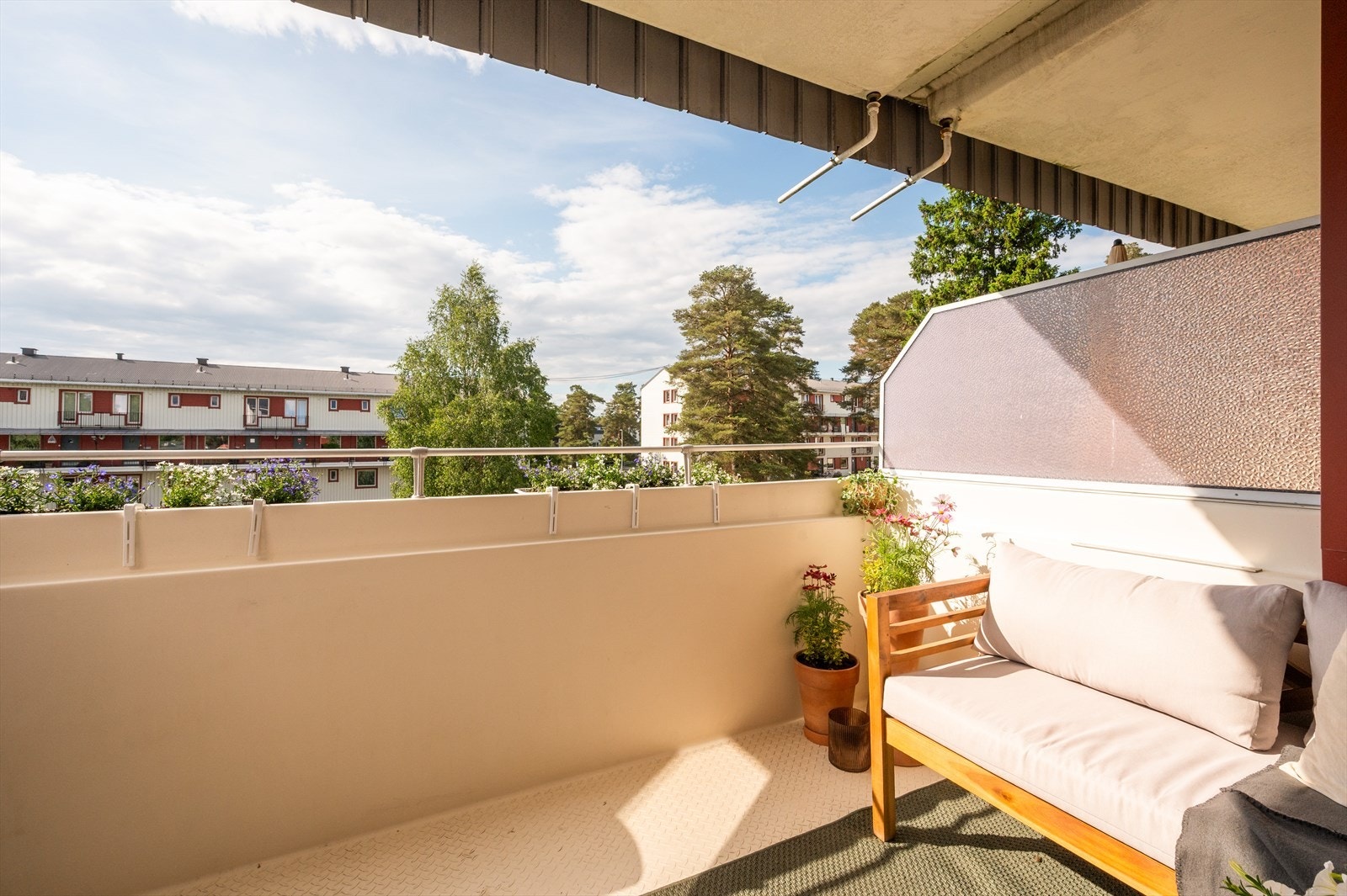 Balkongen er overbygd, så her kan man sitte tørt selv om sommerregnet skulle komme. Galleribilde