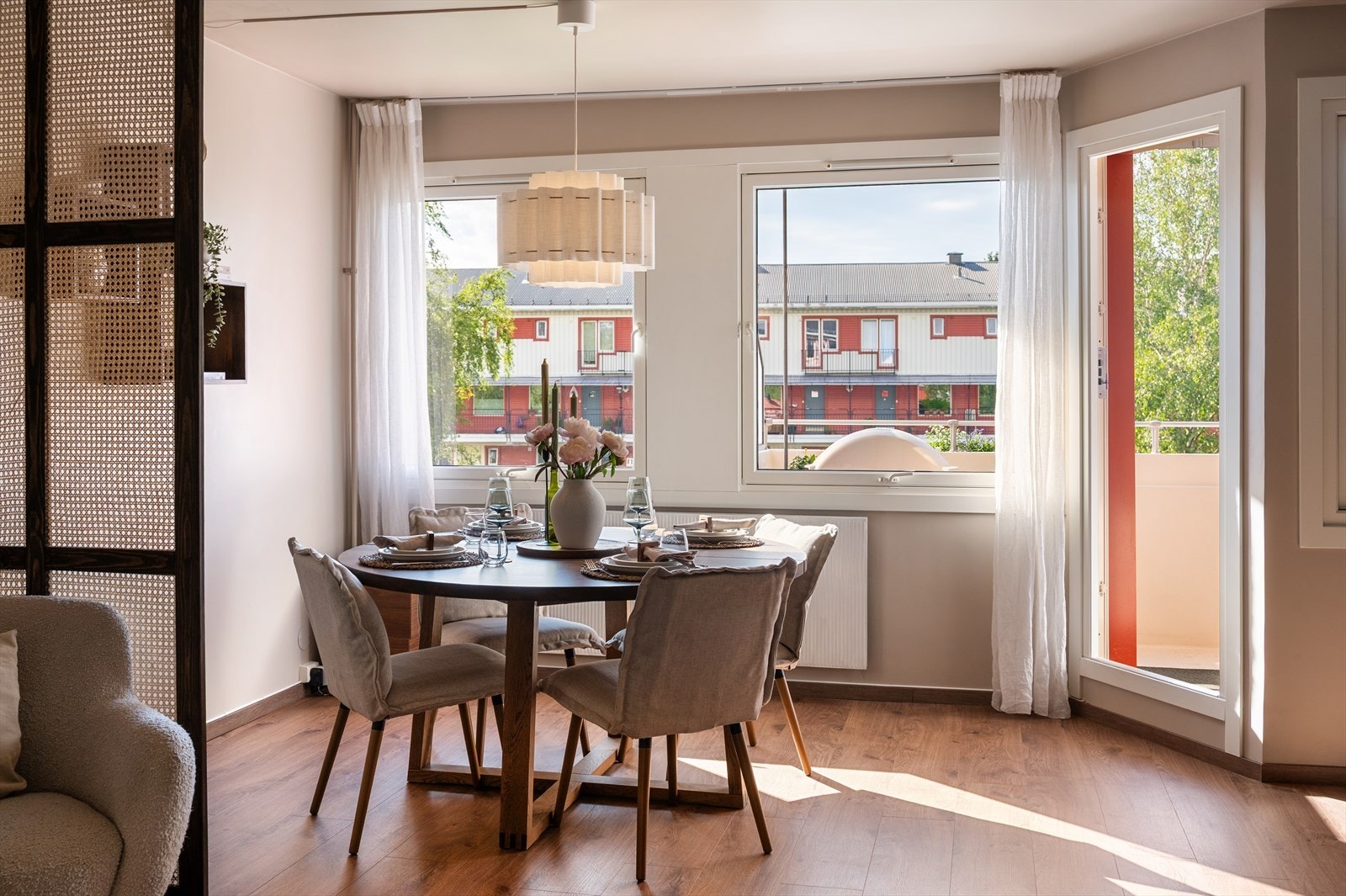 Stuen har gode møbleringsmuligheter med plass til både sofa- og spisegruppe. Galleribilde