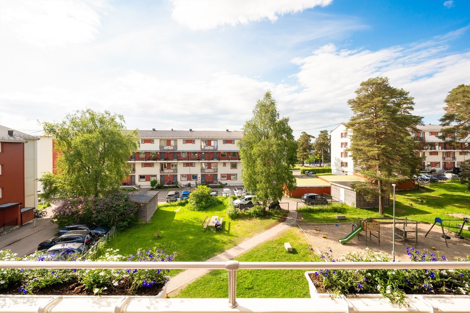 Balkongen oppleves som en forlengelse av stuen på sommerhalvåret med hyggelig utsyn mot felles grøntarealer. Galleribilde
